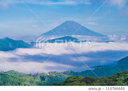 【神奈川県】芦ノ湖雲海の向こうに富士山 【神奈川県】芦ノ湖雲海の向こうに富士山 118766888