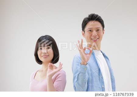 OKのポーズ_クリエイター男女_1 118767339