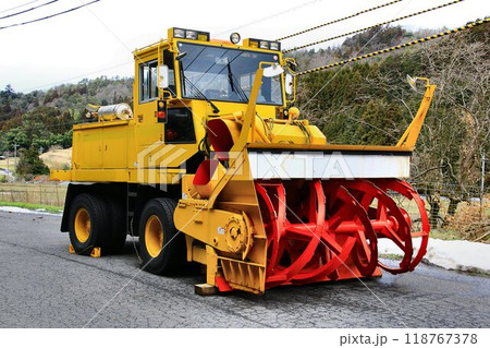 積雪路の雪と闘い暮しを護る… ロータリ除雪車 118767378