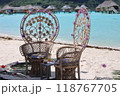 白い砂浜に置かれた椅子 118767705