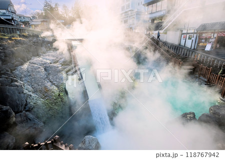 湯気に囲まれる湯滝 118767942