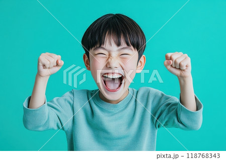 ガッツポーズをして喜ぶ日本人の子供(達成・勝利・歓喜・勝負・嬉しい) ガッツポーズをして喜ぶ日本人の子供(達成・勝利・歓喜・勝負・嬉しい) 118768343