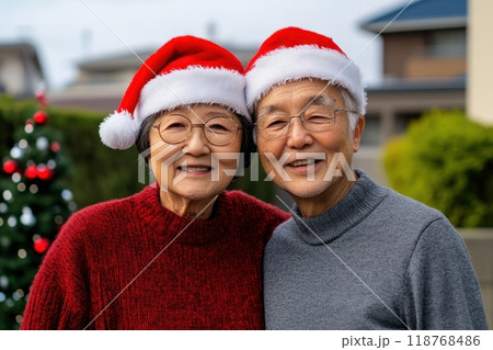 サンタ帽子をかぶってクリスマスを楽しむシニアの日本人夫婦のポートレート(シニアカップル・仲良し夫婦・ サンタ帽子をかぶってクリスマスを楽しむシニアの日本人夫婦のポートレート(シニアカップル・仲良し夫婦・ 118768486