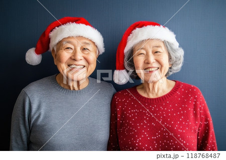 サンタ帽子をかぶってクリスマスを楽しむシニアの日本人夫婦のポートレート(シニアカップル・仲良し夫婦・ サンタ帽子をかぶってクリスマスを楽しむシニアの日本人夫婦のポートレート(シニアカップル・仲良し夫婦・ 118768487