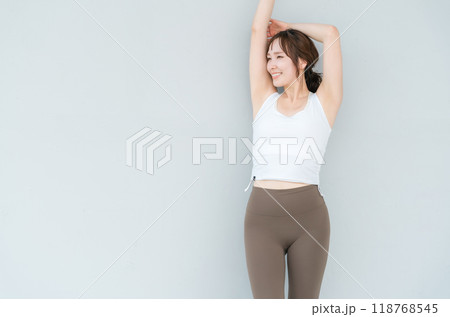 ヨガウェア・スポーツウェアを着た女性 118768545