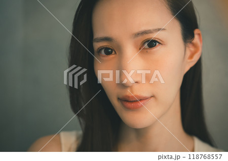 暖色の照明下に佇む若い女性 暖色の照明下に佇む若い女性 118768557