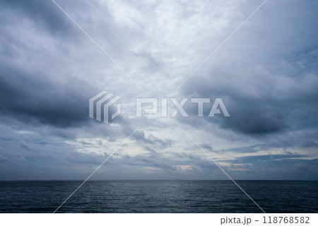 【グレーな風景】海と曇天の情景 118768582
