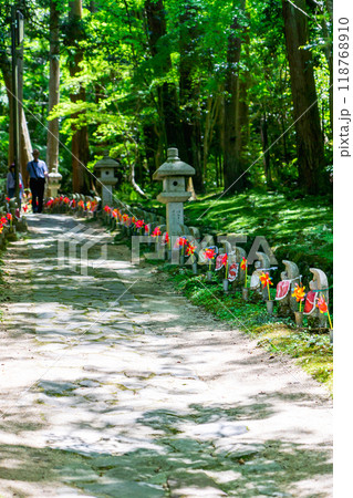 滋賀県愛知郡愛荘町 金剛輪寺(湖東三山) 参道の千体地蔵 滋賀県愛知郡愛荘町 金剛輪寺(湖東三山) 参道の千体地蔵 118768910