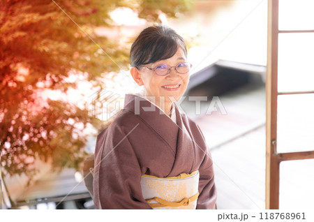 秋の旅行イメージなどに。紅葉が背景の老舗旅館の女将風のカメラ目線 118768961