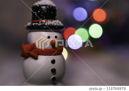 雪だるまとクリスマスツリー　雪の降る静かな夜 118768978