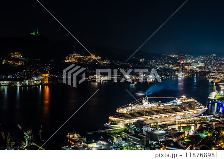 長崎港客船入港（Adora Magic City）鍋冠山からの夜景【長崎市】 118768981