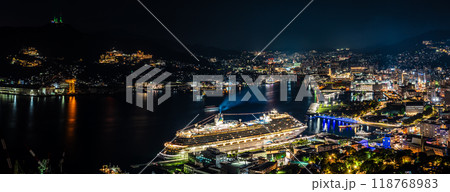 長崎港客船入港（Adora Magic City）鍋冠山からの夜景　パノラマ【長崎市】 118768983