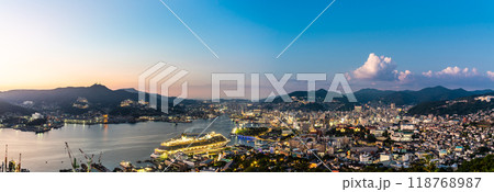 長崎港客船入港（Adora Magic City）鍋冠山からの夜景　パノラマ【長崎市】 118768987