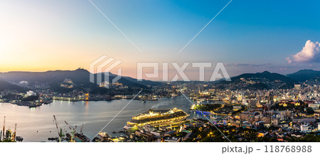 長崎港客船入港（Adora Magic City）鍋冠山からの夜景　パノラマ【長崎市】 118768988