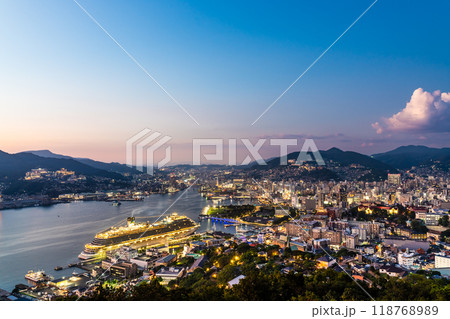 長崎港客船入港（Adora Magic City）鍋冠山からの夜景【長崎市】 118768989