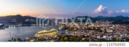 長崎港客船入港（Adora Magic City）鍋冠山からの夜景　パノラマ【長崎市】 118768992