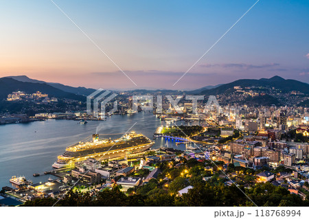 長崎港客船入港(Adora Magic City)鍋冠山からの夜景【長崎市】 長崎港客船入港(Adora Magic City)鍋冠山からの夜景【長崎市】 118768994
