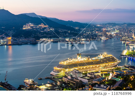 長崎港客船入港（Adora Magic City）鍋冠山からの夜景【長崎市】 118768996