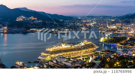 長崎港客船入港（Adora Magic City）鍋冠山からの夜景　パノラマ【長崎市】 118768998