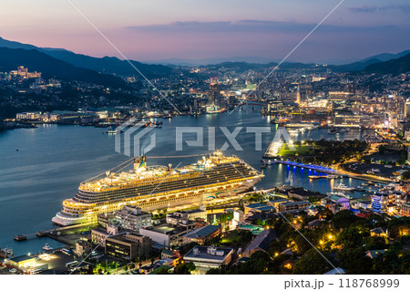 長崎港客船入港（Adora Magic City）鍋冠山からの夜景【長崎市】 118768999