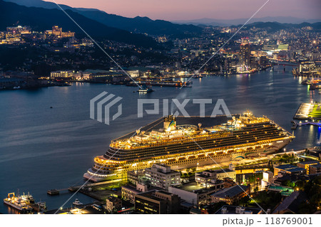 長崎港客船入港（Adora Magic City）鍋冠山からの夜景【長崎市】 118769001