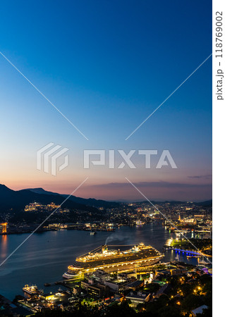 長崎港客船入港(Adora Magic City)鍋冠山からの夜景【長崎市】 長崎港客船入港(Adora Magic City)鍋冠山からの夜景【長崎市】 118769002
