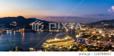 長崎港客船入港（Adora Magic City）鍋冠山からの夜景　パノラマ【長崎市】 118769007