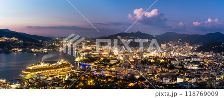 長崎港客船入港（Adora Magic City）鍋冠山からの夜景　パノラマ【長崎市】 118769009