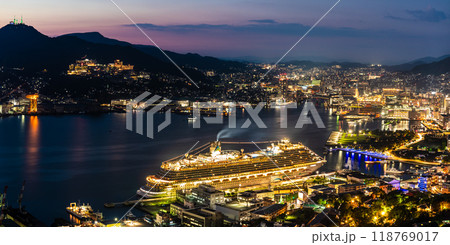 長崎港客船入港（Adora Magic City）鍋冠山からの夜景　パノラマ【長崎市】 118769017