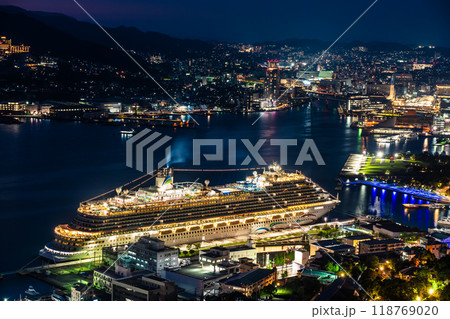 長崎港客船入港（Adora Magic City）鍋冠山からの夜景【長崎市】 118769020