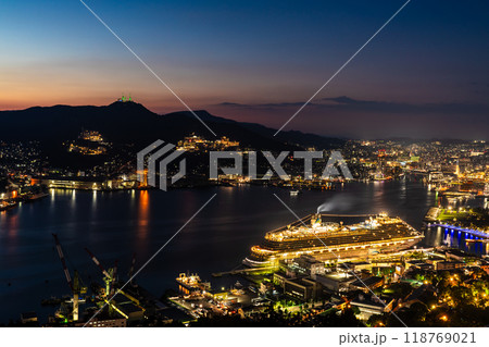 長崎港客船入港（Adora Magic City）鍋冠山からの夜景【長崎市】 118769021