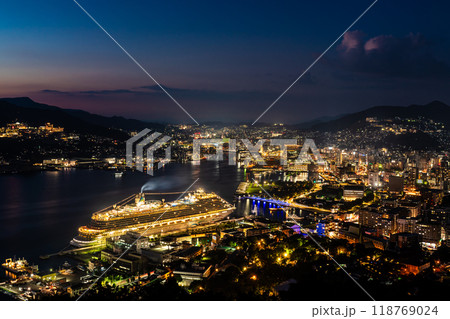 長崎港客船入港(Adora Magic City)鍋冠山からの夜景【長崎市】 長崎港客船入港(Adora Magic City)鍋冠山からの夜景【長崎市】 118769024