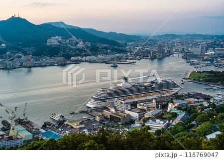 長崎港客船入港(Adora Magic City)鍋冠山からの夕景【長崎市】 長崎港客船入港(Adora Magic City)鍋冠山からの夕景【長崎市】 118769047