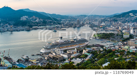 長崎港客船入港（Adora Magic City）鍋冠山からの夕景　パノラマ【長崎市】 118769049