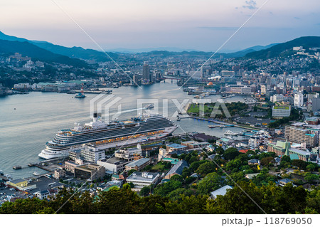 長崎港客船入港（Adora Magic City）鍋冠山からの夕景【長崎市】 118769050