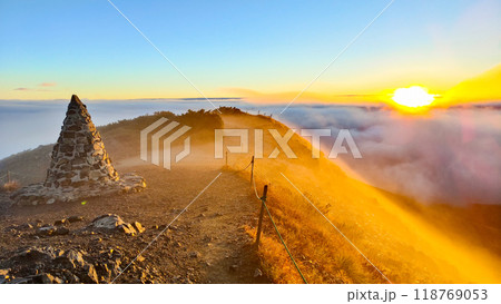 秋の唐松岳登山(夜明け:第3ケルン) 秋の唐松岳登山(夜明け:第3ケルン) 118769053