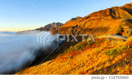 秋の唐松岳登山（夜明け：五竜岳・鹿島槍ヶ岳方面の眺め） 118769060