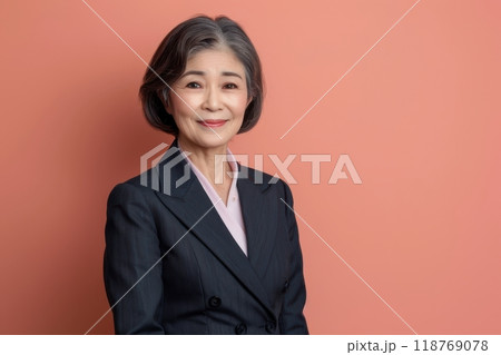笑顔のシニアの女性ビジネスウーマンのポートレート(上司・社長・部長・課長・役職・退職・再就職・再雇用 笑顔のシニアの女性ビジネスウーマンのポートレート(上司・社長・部長・課長・役職・退職・再就職・再雇用 118769078