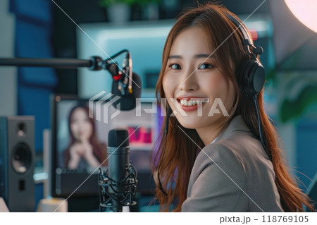 部屋で動画配信の撮影をする女性会社員(副業・ライブ配信・YouTube・ ユーチューバー・クリエイタ 部屋で動画配信の撮影をする女性会社員(副業・ライブ配信・YouTube・ ユーチューバー・クリエイタ 118769105