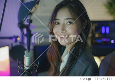 部屋で動画配信の撮影をする女性会社員（副業・ライブ配信・YouTube・ ユーチューバー・クリエイタ 118769111