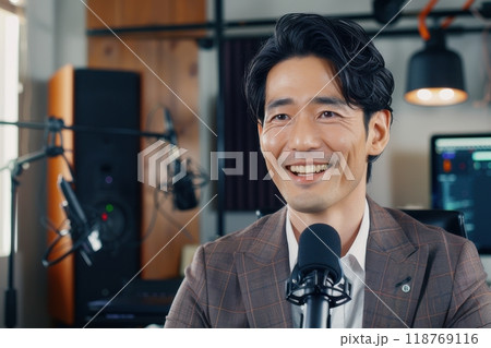 部屋で動画配信の撮影をする男性会社員（ビジネスマン・ライブ配信・YouTube・ ユーチューバー・ク 118769116