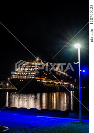 長崎港客船入港（Adora Magic City）水辺の森公園からの夜景【長崎市】 118769122