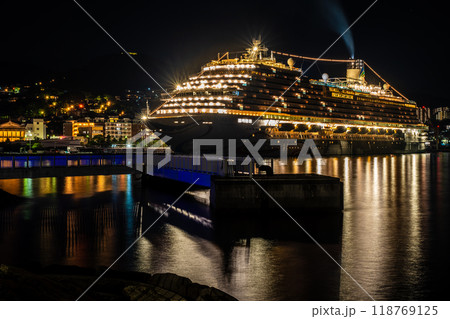 長崎港客船入港（Adora Magic City）水辺の森公園からの夜景【長崎市】 118769125