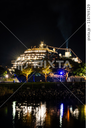 長崎港客船入港(Adora Magic City)水辺の森公園からの夜景【長崎市】 長崎港客船入港(Adora Magic City)水辺の森公園からの夜景【長崎市】 118769129