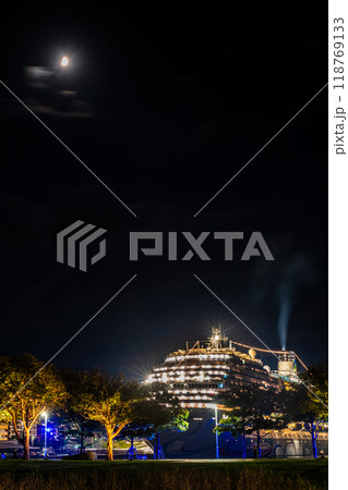 長崎港客船入港(Adora Magic City)水辺の森公園からの夜景【長崎市】 長崎港客船入港(Adora Magic City)水辺の森公園からの夜景【長崎市】 118769133
