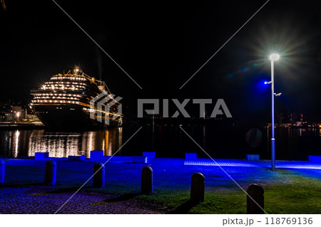長崎港客船入港（Adora Magic City）水辺の森公園からの夜景【長崎市】 118769136
