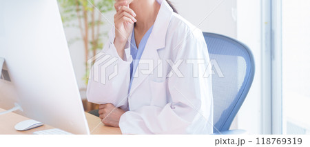 考える女性医師 118769319