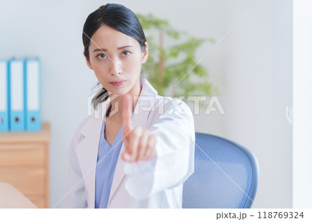 働く女性医師 働く女性医師 118769324