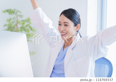 喜ぶ女性医師 喜ぶ女性医師 118769337