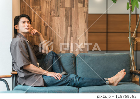 ソファで退屈な時間を過ごす若いアジア人男性(アンニュイ・まらない・憂鬱・無気力・ダルい・疲労・怒る) ソファで退屈な時間を過ごす若いアジア人男性(アンニュイ・まらない・憂鬱・無気力・ダルい・疲労・怒る) 118769365